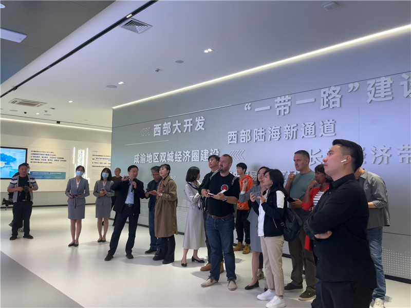 （成都國際鐵路港展廳，中外記者邊聽邊記，了解成都國際鐵路港運(yùn)行情況 趙橙涔攝