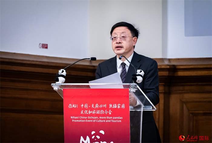 四川省文化和旅游廳廳長戴允康作文化旅游推介。人民網(wǎng) 郭錦標攝