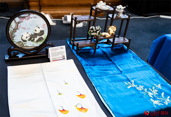 活動現(xiàn)場的現(xiàn)場文創(chuàng)展、互動體驗區(qū)、非遺區(qū)展示。人民網(wǎng) 郭錦標攝