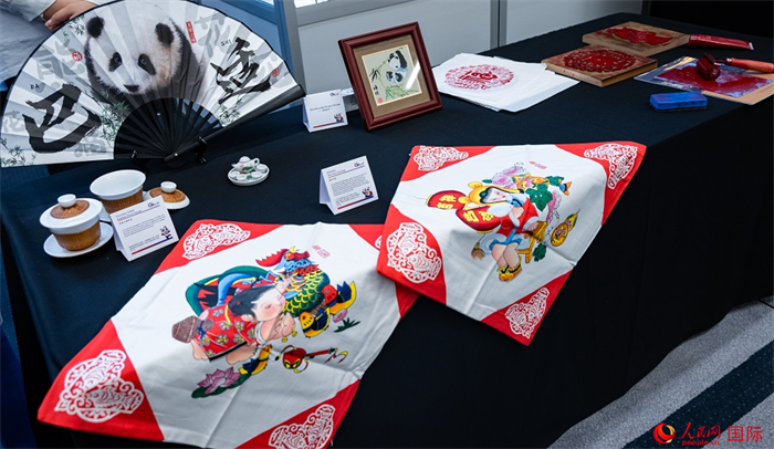 活動現(xiàn)場的現(xiàn)場文創(chuàng)展、互動體驗區(qū)、非遺區(qū)展示。人民網(wǎng) 郭錦標攝