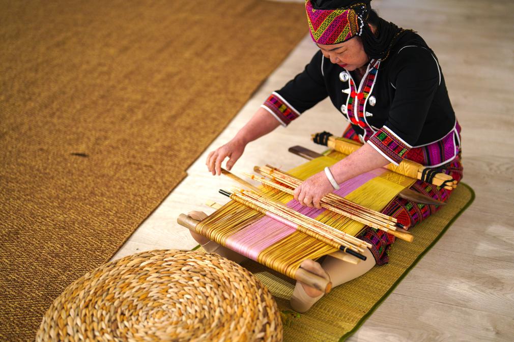 4月17日，黎族傳統(tǒng)紡染織繡技藝國家級代表性傳承人劉香蘭在2023年意大利米蘭設(shè)計周上展示黎錦織造技藝。新華社發(fā)