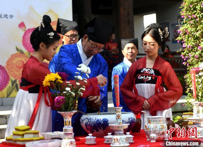 資料圖：圖為傳統(tǒng)重陽(yáng)祭酒儀式?！蚊?攝