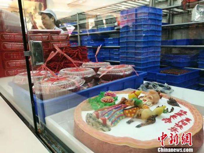 資料圖：等待銷(xiāo)售的重陽(yáng)糕?！＄娚?攝