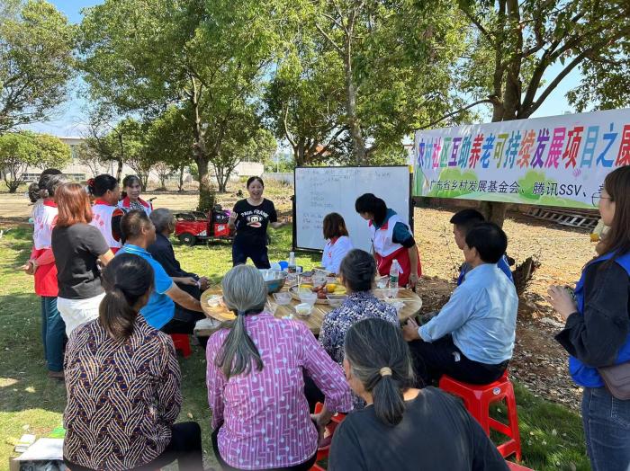 10月23日，廣東韶關(guān)農(nóng)村的互助養(yǎng)老探索，結(jié)合仁化縣董塘鎮(zhèn)新龍村的重陽(yáng)節(jié)活動(dòng)，將村支書、婦女主任、項(xiàng)目管理人員、新龍村助老員、村民志愿者、健康熱心的老人聚集在一起。 受訪者供圖