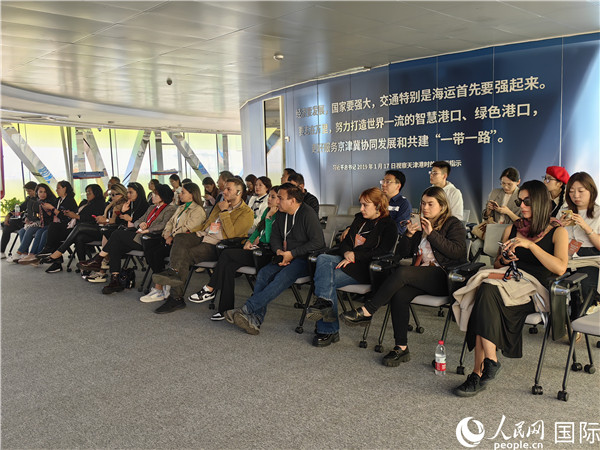 外媒記者探訪天津港北疆港區(qū)C段智能化集裝箱碼頭。人民網(wǎng)記者 符園園攝