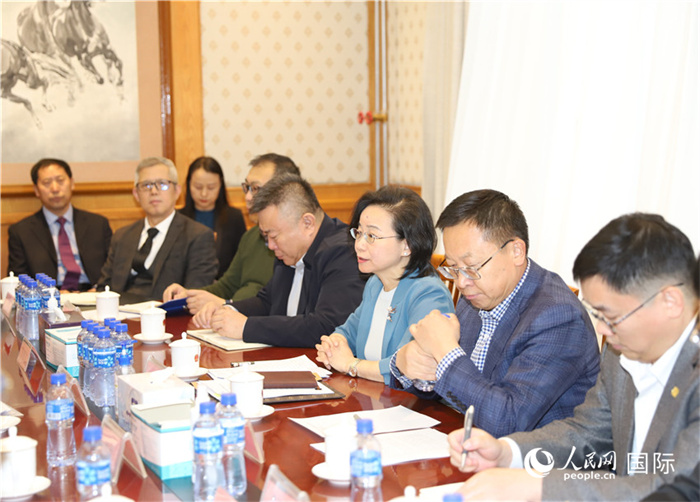 1.2023年10月30日，沈敏娟（右三）大使與中企代表座談。人民網(wǎng)記者 霍文攝