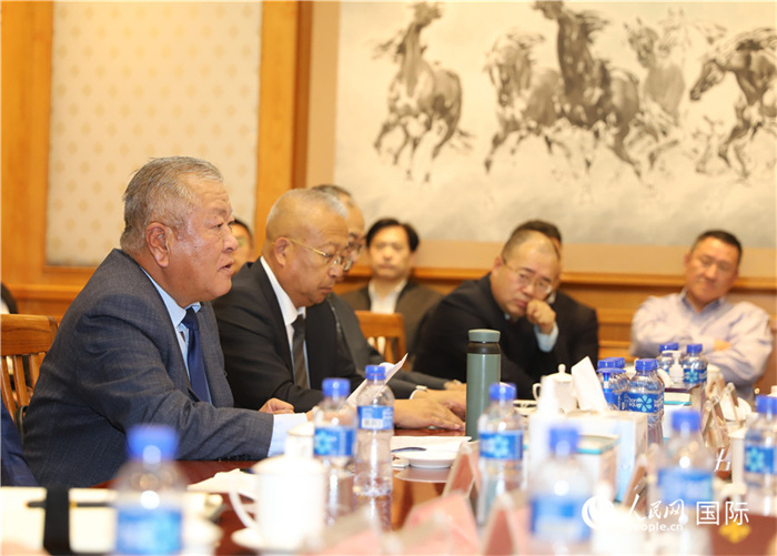 2.2023年10月30日，張義波（左一）會(huì)長(zhǎng)匯報(bào)商會(huì)工作情況。人民網(wǎng)記者 霍文攝