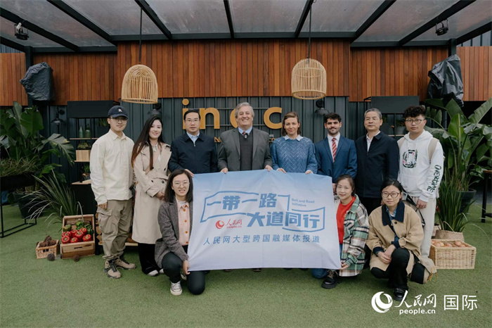 在烏拉圭第118屆普拉多牧農(nóng)業(yè)國(guó)際博覽會(huì)上，烏拉圭國(guó)家肉類協(xié)會(huì)主席與人民網(wǎng)記者合影。人民網(wǎng)記者 張若涵攝