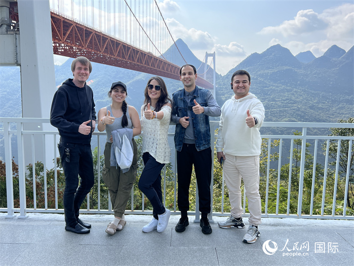 歐亞國家記者在壩陵河大橋下合影，并給大橋“點(diǎn)贊”。人民網(wǎng) 花放攝