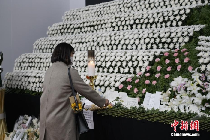 當(dāng)?shù)貢r(shí)間11月1日23時(shí)45分許，韓國(guó)民眾在位于首爾廣場(chǎng)的集體焚香所悼念梨泰院踩踏事故遇難者。 <a target='_blank' href='/'><p  align=
