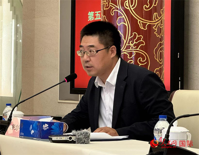 10月31日，歐美同學(xué)會(huì)副秘書長(zhǎng)滕劍峰在第五屆中法文化論壇媒體吹風(fēng)會(huì)上講話。（人民網(wǎng) 謝瑩攝）