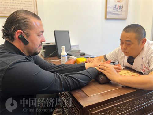   （外媒記者走進(jìn)中醫(yī)堂，問(wèn)診中醫(yī)名師。中國(guó)經(jīng)濟(jì)周刊記者 郭志強(qiáng)攝）