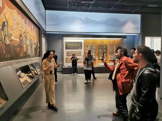  2023“一帶一路”媒體合作論壇聯(lián)合采訪團參觀中國藥都中醫(yī)藥博物館。（本報記者 黃超攝）