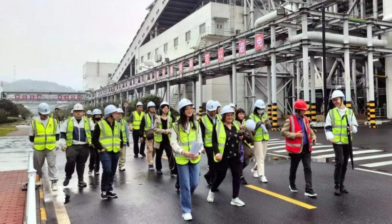   2023“一帶一路”媒體合作論壇聯(lián)合采訪團(tuán)走進(jìn)國(guó)家電投江西公司分宜電廠廠區(qū)。（本報(bào)記者 周歡攝）