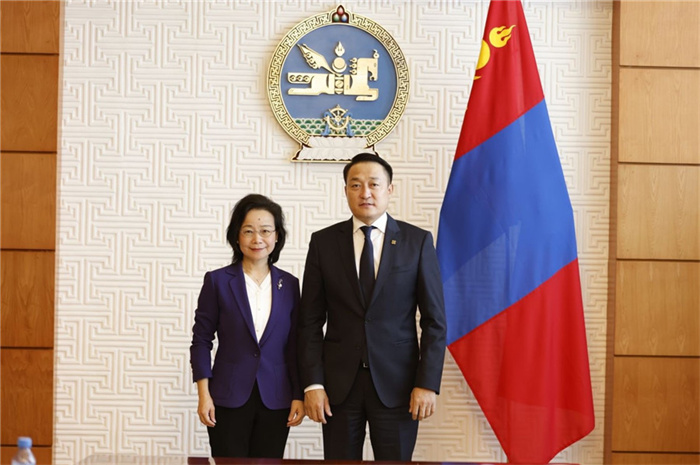 10月31日，中國駐蒙古國大使沈敏娟到任拜會蒙政府辦公廳主任兼蒙古人民黨總書記阿瑪爾巴伊斯格楞（右）。中國駐蒙古使館供圖