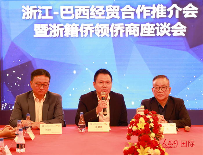 中國駐里約代總領(lǐng)事王尉育（中）在活動中致辭。人民網(wǎng)記者 陳海琪攝