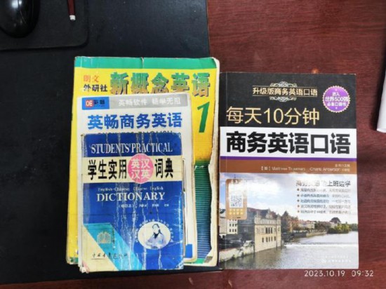   胡振興學(xué)習(xí)英語所用的資料。（圖片由受訪者提供）