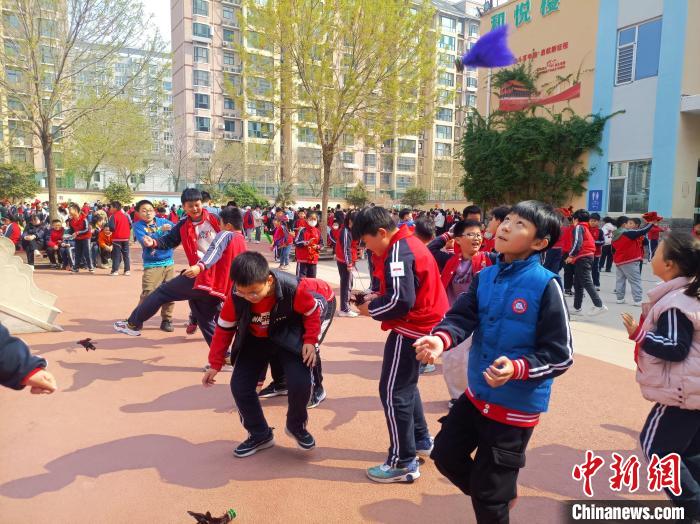 資料圖：小學(xué)生在大課間踢毽子。黃建 攝