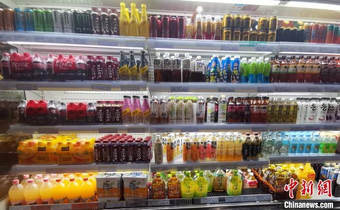 某超市的飲料區(qū)。 <a target='_blank' href='/' ><p  align=