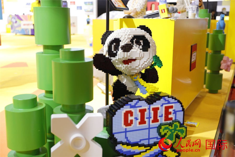 11月5日，消費(fèi)品展區(qū)展出的進(jìn)博會(huì)吉祥物進(jìn)寶造型積木。人民網(wǎng)記者 李美玉攝