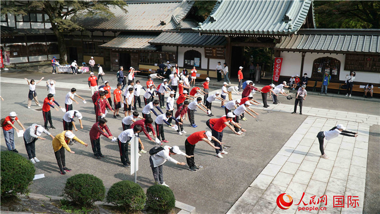 開跑前，中日青少年一起做熱身運(yùn)動(dòng)。人民網(wǎng) 蔣曉辰攝