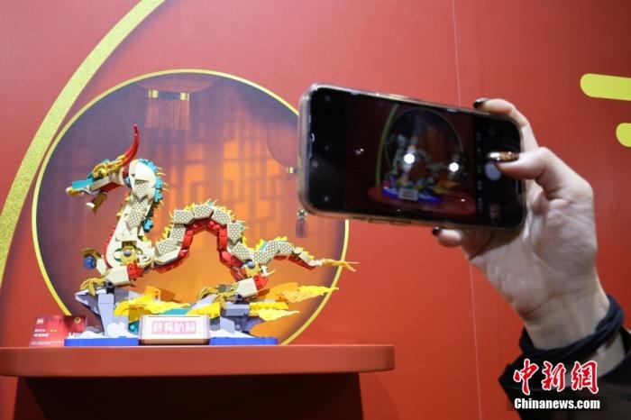 第六屆中國(guó)國(guó)際進(jìn)口博覽會(huì)舉行，消費(fèi)品展區(qū)展出以生肖龍為題材的中國(guó)元素產(chǎn)品。<a target='_blank' href='/'><p  align=