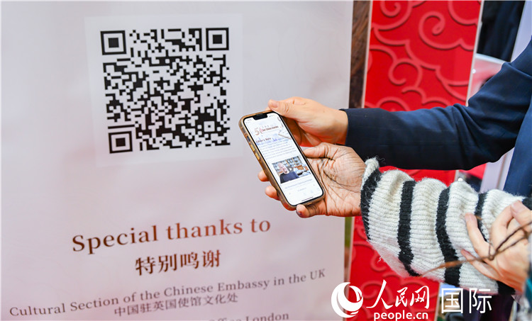 觀眾掃碼《我們的中國(guó)故事》系列視頻。人民網(wǎng) 郭錦標(biāo)攝