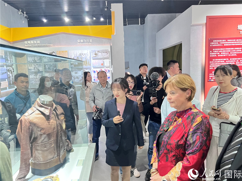 飛虎隊指揮官陳納德將軍外孫女嘉蘭惠（右）在參觀昆明市博物館展示的文物。人民網(wǎng) 趙瞳攝