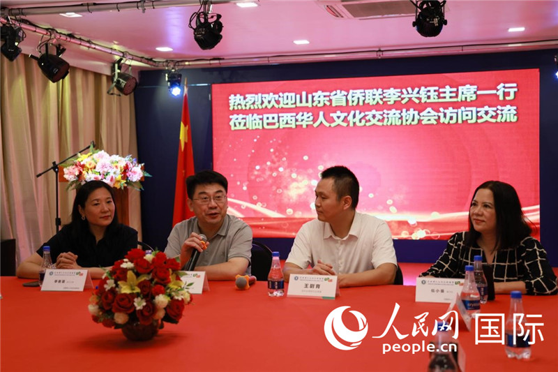 山東省僑聯(lián)主席李興鈺（左二）和與會僑領(lǐng)座談。人民網(wǎng)記者宋亦然攝