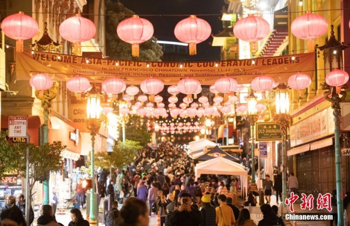 當(dāng)?shù)貢r(shí)間11月10日，美國舊金山唐人街夜市人頭攢動(dòng)。亞太經(jīng)合組織(APEC)第三十次領(lǐng)導(dǎo)人非正式會議將在舊金山舉行，當(dāng)?shù)靥迫私钟?jì)劃舉辦包括夜市在內(nèi)的多場活動(dòng)，以吸引與會者、游客和市民的光顧。<a target='_blank' href='/'><p  align=