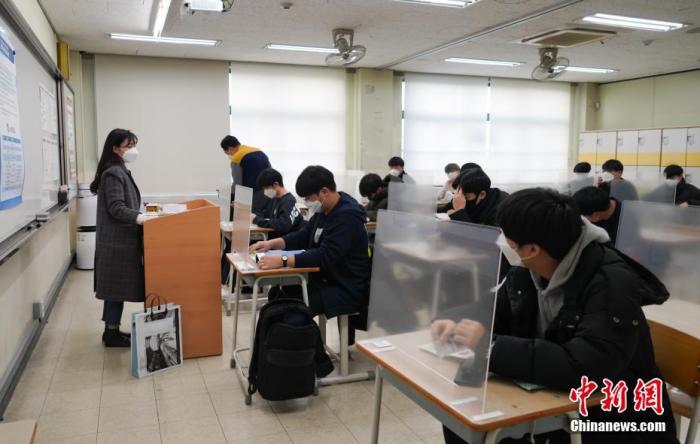 12月3日，延遲近一個(gè)月的韓國高考舉行。據(jù)韓國教育部消息，今年考生約49.34萬人，創(chuàng)歷史最低紀(jì)錄。圖為在首爾某考點(diǎn)內(nèi)，考桌上設(shè)有隔板。