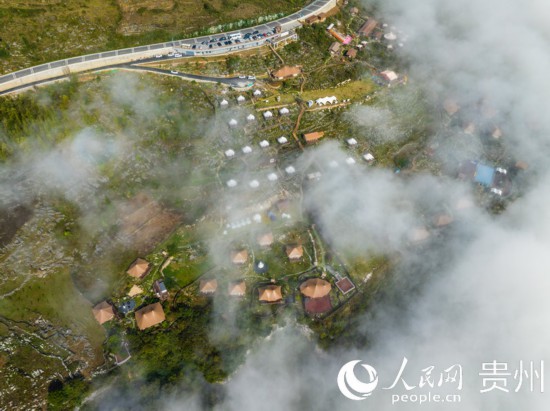 航拍掩映在晨間薄霧中的“花都里·化屋野奢度假營地“。人民網(wǎng) 陽茜攝
