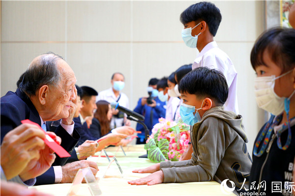 圖為獎助學金頒發(fā)現場。人民網記者 白元琪攝