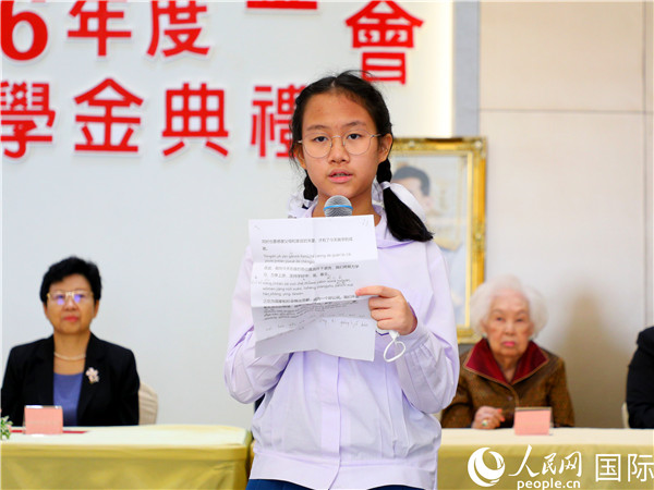 圖為學生代表劉家安發(fā)表致謝演講。人民網記者 白元琪攝