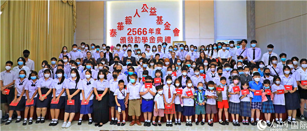 圖為出席嘉賓和現場獲獎學生合影留念。人民網記者 白元琪攝