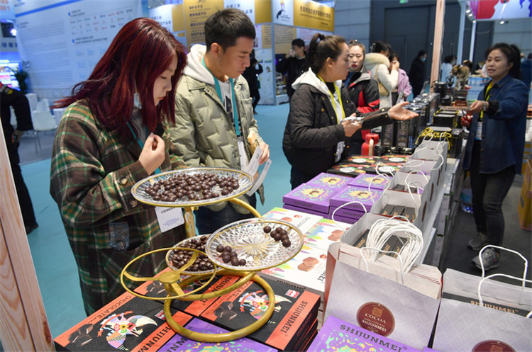 11月16日，觀眾在第七屆絲博會(huì)印度尼西亞展位上參觀選購(gòu)食品。新華社記者 邵瑞 攝