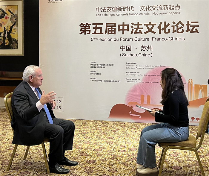 法國前總理、法國展望與創(chuàng)新基金會主席讓-皮埃爾·拉法蘭接受人民網(wǎng)的采訪。（國際在線供圖）