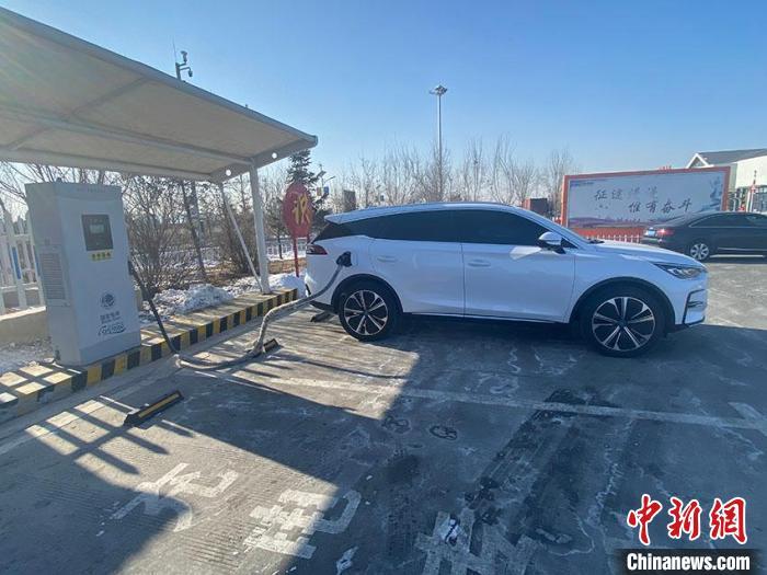 資料圖：新能源汽車正在充電?！±畹?攝