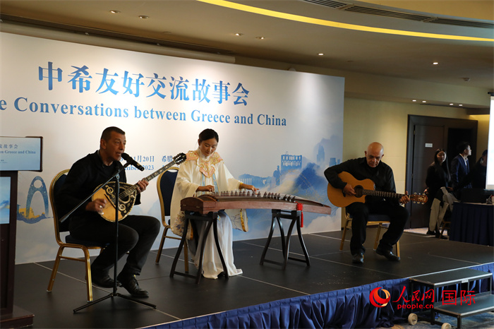 中希藝術(shù)家用古箏和布祖基琴演奏希臘著名歌曲《比雷埃夫斯的孩子》。   人民網(wǎng)記者 謝亞宏攝