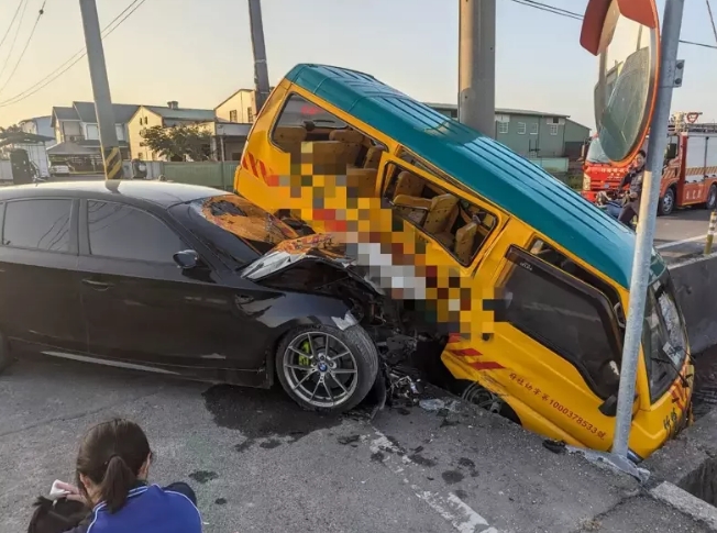 托兒所校車被轎車從側(cè)邊撞上，車體嚴重毀損。圖片來源：臺灣《聯(lián)合報》民眾供圖