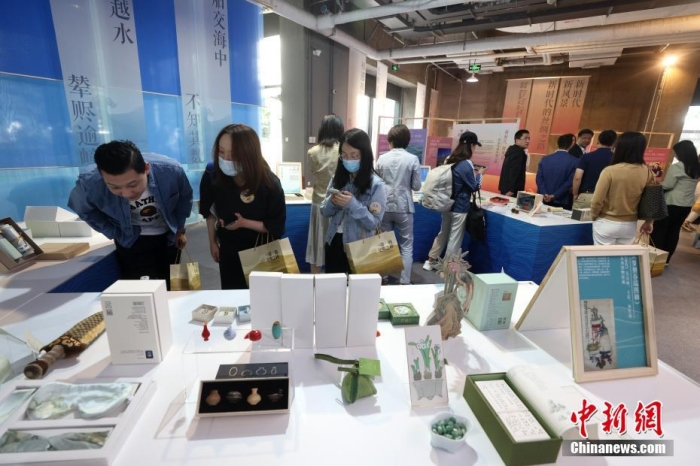 9月28日，“一帶一路，文明之橋”圖書(shū)文創(chuàng)展在北京圖書(shū)大廈開(kāi)幕，圖為觀眾參觀展覽。<a target='_blank' href='/'><p  align=