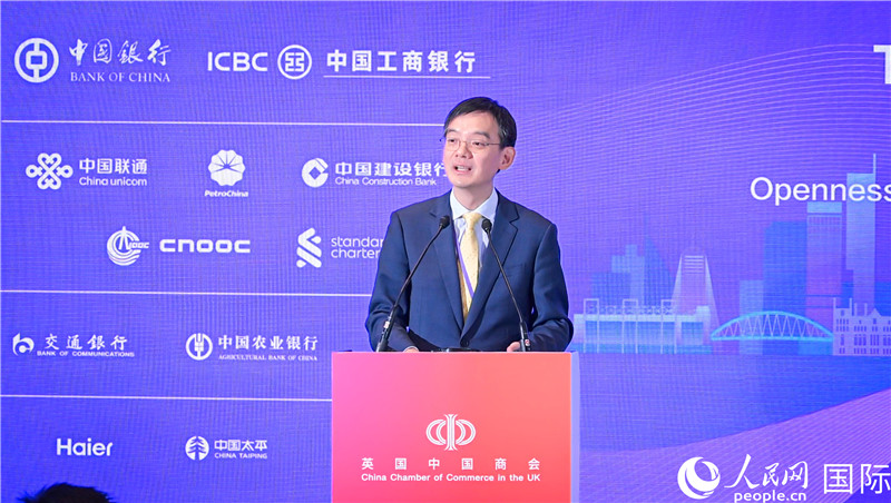 英國(guó)中國(guó)商會(huì)會(huì)長(zhǎng)、中國(guó)銀行倫敦分行行長(zhǎng)方文建 致歡迎辭。人民網(wǎng) 郭錦標(biāo)攝