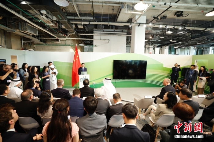 當?shù)貢r間11月30日，《聯(lián)合國氣候變化框架公約》第28次締約方大會(COP28)中國角開幕式暨“生態(tài)文明與美麗中國實踐”邊會在迪拜舉行。圖為中國生態(tài)環(huán)境部部長黃潤秋在邊會上發(fā)表致辭。<a target='_blank' href='/' _fcksavedurl='/'><p  align=
