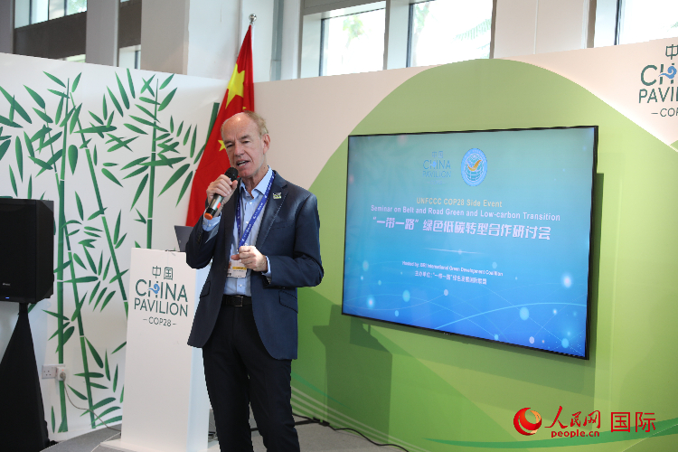 綠色聯(lián)盟聯(lián)合主席、世界自然基金會國際特使蘭博蒂尼在“一帶一路”綠色低碳轉(zhuǎn)型合作研討會上發(fā)言。人民網(wǎng)記者 張志文攝