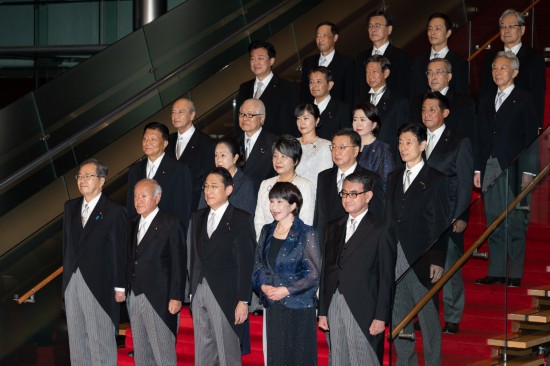 9月13日，日本首相岸田文雄（前排中）在東京的首相官邸率閣僚合影。新華社記者張笑宇攝