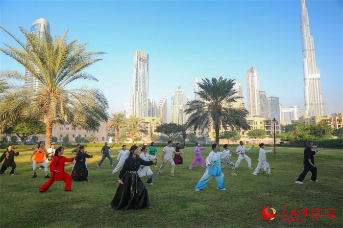 迪拜民眾在練習(xí)太極拳。人民網(wǎng) 塔里克·易卜拉欣攝