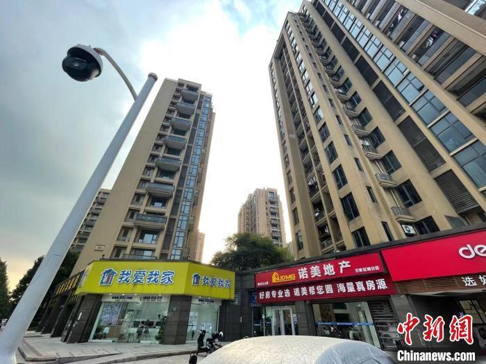 多家房地產(chǎn)中介。 蘇婷 攝