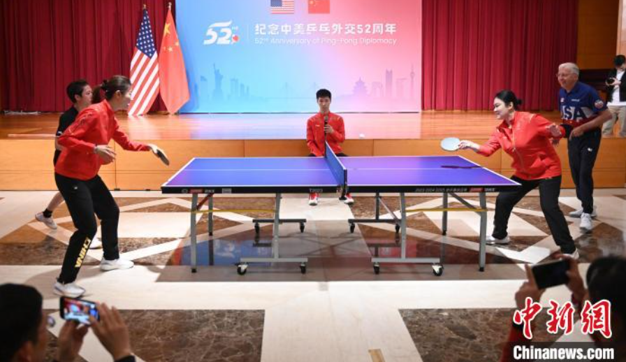 當?shù)貢r間12月13日，中國駐美使館在華盛頓舉辦慶?；顒蛹o念中美乒乓外交52周年。圖為丁寧、劉偉、戴爾等中美運動員上演混雙表演賽。中新社記者 陳孟統(tǒng) 攝