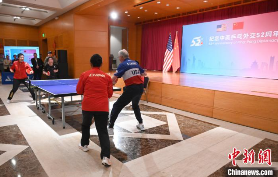 當?shù)貢r間12月13日，中國駐美使館在華盛頓舉辦慶?；顒蛹o念中美乒乓外交52周年。圖為丁寧、劉偉、戴爾等中美運動員上演混雙表演賽。中新社記者 陳孟統(tǒng) 攝