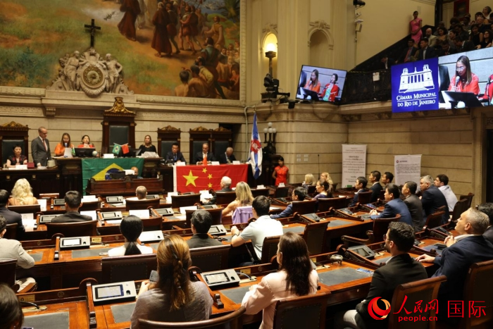 當(dāng)?shù)貢r間12月15日晚，巴西里約熱內(nèi)盧市議會在議會大廳舉行隆重儀式，向一批為推動巴西和中國友好合作做出突出貢獻(xiàn)的機構(gòu)、團(tuán)體和個人授予“杰出貢獻(xiàn)獎”。人民網(wǎng)記者 時元皓攝